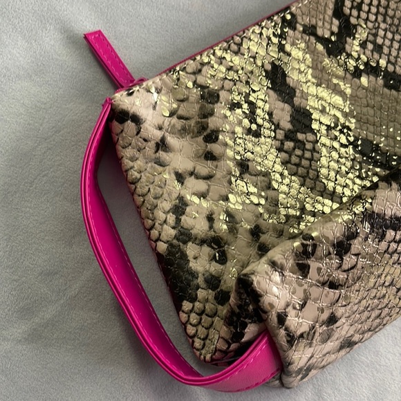 🧰 ULTA COLLECTION | PINK HANDLED FAUX SNAKESKIN MAKEUP BAG - Picture 2 of 9